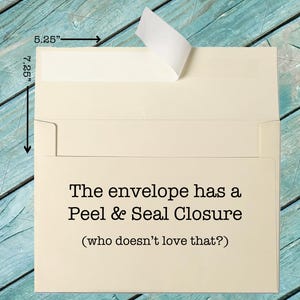 Op de afbeelding: Een open, cr&egrave;mekleurige envelop met een peel & seal sluiting. De envelop is 13,3 cm breed en 18,4 cm hoog. Tekst op de envelop luidt: "The envelope has a Peel & Seal Closure (who doesn't love that?)"