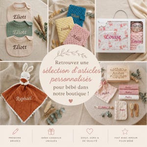 May include: A collection of personalized baby items, including bibs, blankets, and a plush toy. The bibs are in beige and green, embroidered with names. The blankets are in blue, yellow, and pink. The text says "Retrouvez une s&eacute;lection d'articles personnalis&eacute;s pour b&eacute;b&eacute; dans notre boutique!"
