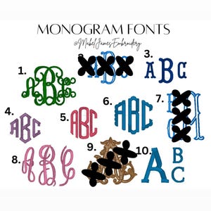 Op de afbeelding: Afbeelding met verschillende monogramlettertypen, genummerd van 1 tot 10. De lettertypen zijn in verschillende stijlen en kleuren, waaronder groen, blauw, roze en goud. De tekst "MONOGRAM FONTS" en de naam van de verkoper staan bovenaan.