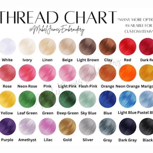 Op de afbeelding: Een draadkaart met een verscheidenheid aan kleuren, waaronder wit, ivoor, beige, rood, roze, geel, groen, blauw, paars, goud en grijs. De tekst "THREAD CHART" en "@Mabel James Embroidery" staan bovenaan. Extra tekst luidt "MANY MORE OPTIONS AVAILABLE FOR CUSTOM ITEMS."