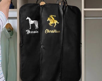 Bolsa para ropa ecuestre con nombre personalizado, impermeable y con asa de cuero, ideal como regalo de viaje para jinetes y amantes de los caballos.