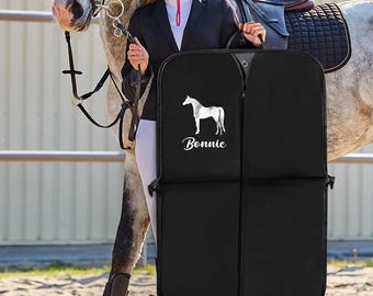 Bolsa para ropa de equitación con nombre personalizado, impermeable y con asa de cuero, ideal como regalo de viaje para jinetes y entrenadores.