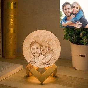 Personalisierte 3D Mondlampe - Personalisiertes Foto, Text oder Cartoon - USB wiederaufladbares Nachtlicht mit Holzsockel - 2 oder 16 Farben