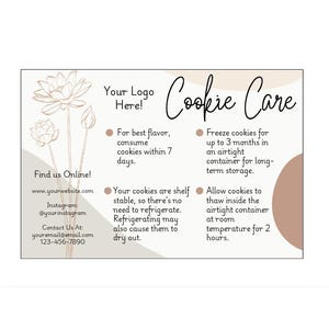 Puede incluir: Una tarjeta beige y blanca con el texto "Cookie Care" en cursiva. La tarjeta incluye instrucciones para el almacenamiento de galletas e información de contacto. También hay ilustraciones florales y un marcador de posición para el logotipo.