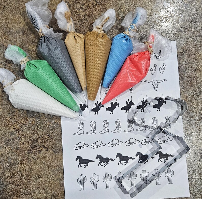 Puede incluir: Un conjunto de ocho mangas pasteleras llenas de glaseado de diferentes colores, junto con una hoja de papel con plantillas de decoraci&oacute;n de galletas con tem&aacute;tica de vaquero. Las plantillas incluyen im&aacute;genes de botas de vaquero, sombreros, caballos, cactus y un vaquero montando a caballo.