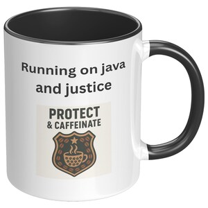 Peut inclure: Mug en céramique blanche avec intérieur et anse noirs. Le mug présente le texte "Running on java and justice" au-dessus d'un badge qui dit "PROTECT & CAFFEINATE" avec un motif de tasse à café.