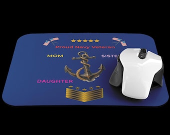 Muismat met afbeelding van een trotse vrouwelijke marineveteraan - Cadeau van de Amerikaanse marine voor moeder, zus, dochter of tante - Patriotisch militair bureauaccessoire - Bureaumat met anker
