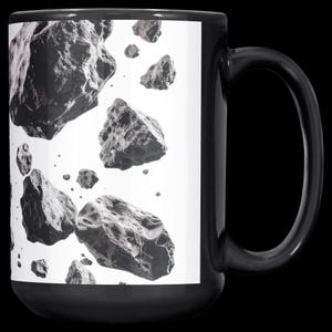 Könnte beinhalten: Schwarze Keramik-Tasse mit einem weißen Feld, das eine Grafik von grauen Asteroiden zeigt, die im Weltraum schweben. Die Asteroiden sind unterschiedlich groß und haben ein raues, strukturiertes Aussehen. Die Tasse hat einen großen Henkel und eine glänzende Oberfläche.