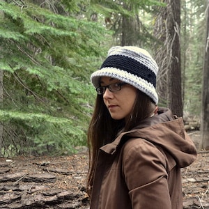 Pork Pie Hut - 90er Jahre Stil Fischerhut - Gehäkelter Strick Flacher Top Rollrand Winterhut - S - Made to Order - Neue Farben hinzugefügt