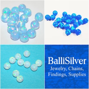 Pode incluir: Conjunto de contas de opala iridescente em vários tons de azul e branco. As contas são redondas e têm um acabamento liso e polido. As contas são perfeitas para a fabricação de joias, artesanato e outros projetos criativos.