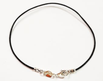 Pulsera, tobillera o collar de 1 mm de grosor, de piel auténtica roja, azul o negra, con extremos y cierre de plata de ley 925. Disponible en tu talla. Envío gratuito.