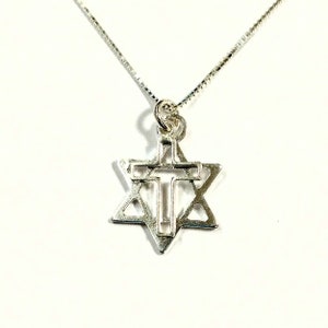 Può includere: Una collana d'argento con un ciondolo a forma di Stella di David con una croce al suo interno.