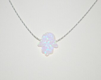 13 x 11 mm vit opal HAMSA Fatima handberlock-hänge med fin kedja i sterlingsilver 925. Äkta massivt silver. Fri frakt över hela världen.