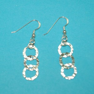 925 Sterling Silber 10mm gehämmert Kreise Kette Ohrhänger mit Fisch-Haken. Echtes Silber. Kostenloser Versand Weltweit.