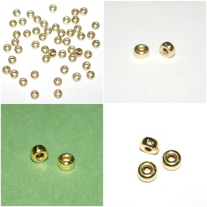 Może przedstawiać: Zbliżenie na złote metalowe koraliki. Koraliki są okrągłe z otworem w środku. Kilka koralików jest rozrzuconych na białym tle, a kilka na zielonym.