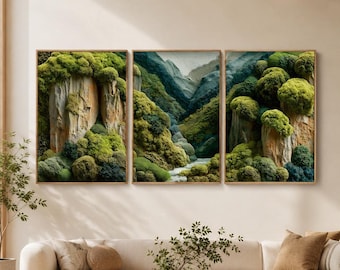 Op de afbeelding: Een drieluik wandkunstset met een getextureerd landschap van met mos bedekte rotsformaties en diepgroene valleien. De drie panelen tonen een doorlopend tafereel van grillige kliffen, dicht bosgebladerte en een kronkelende beek in groentinten.