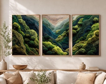 Op de afbeelding: Een drieluik van ingelijste kunst aan de muur met getextureerde, gelaagde landschappen in tinten bosgroen, limoengroen en gedempte aardetinten. Het kunstwerk toont glooiende heuvels en dicht gebladerte met een driedimensionaal uiterlijk.
