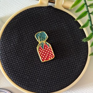 Grandma Candy Strawberry Needle Minder | Needlepoint | Needle Nanny | Cross Stitch Needle Work | Needle Point bild 2