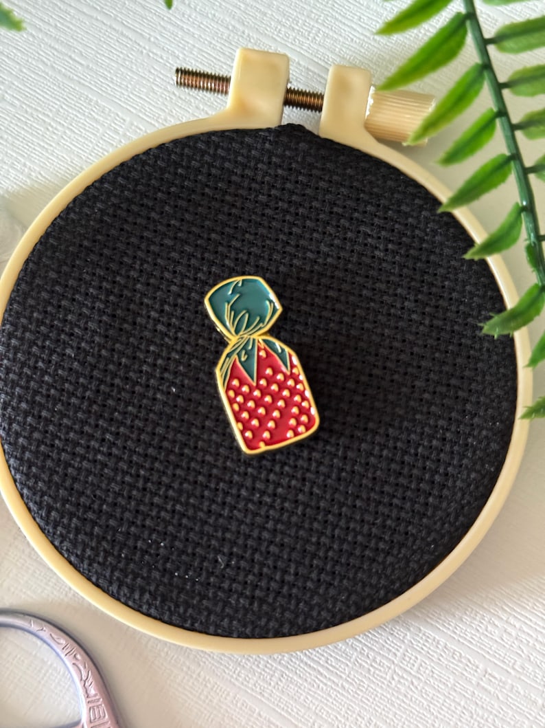 Grandma Candy Strawberry Needle Minder | Needlepoint | Needle Nanny | Cross Stitch Needle Work | Needle Point bild 2