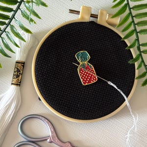Grandma Candy Strawberry Needle Minder | Needlepoint | Needle Nanny | Cross Stitch Needle Work | Needle Point bild 1