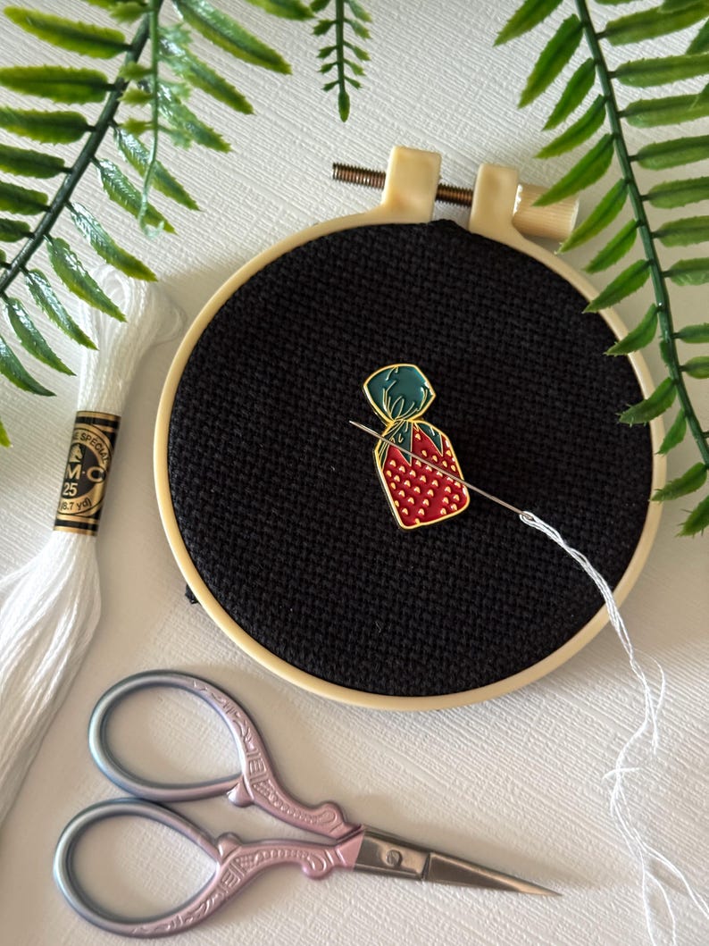 Grandma Candy Strawberry Needle Minder | Needlepoint | Needle Nanny | Cross Stitch Needle Work | Needle Point bild 1