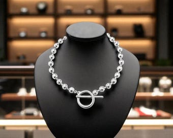 Elegante collar de cuentas gruesas de plata