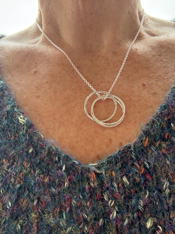 Collier avec trois anneaux entrelacés en argent France