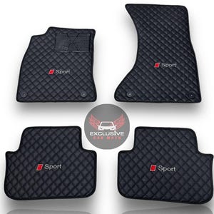 Pode incluir: Conjunto de quatro tapetes pretos para carro com um padrão acolchoado em losangos. Cada tapete tem o logótipo "Sport" em vermelho e branco. Os tapetes são projetados para proteger o interior do veículo.