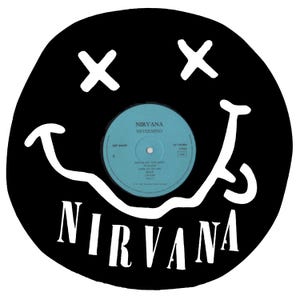 Peut inclure: Cercle noir avec un motif de visage souriant blanc. Au centre, un disque vinyle bleu clair avec l'inscription "NIRVANA NEVERMIND". Le mot "NIRVANA" est écrit en blanc en bas du cercle.