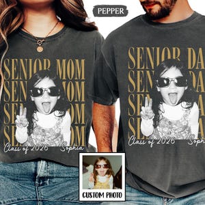 Personalised Vintage Photo Senior Dad Senior Mom Shirts 2026: Proud Family of Graduate Tees, Senior Night Gifts, Class Of 2026 Picture Gifts bild 1