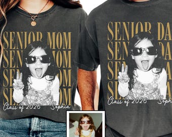 Personalised Vintage Photo Senior Dad Senior Mom Shirts 2026: Proud Family of Graduate Tees, Senior Night Gifts, Class Of 2026 Picture Gifts