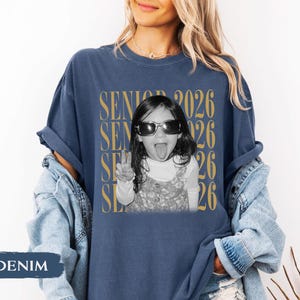 Personalisiertes Vintage-Shirt mit Foto und Jahrgangsstufe: Individuelles Absolventenfoto-Shirt, Abschlussgeschenk für den Jahrgang 2026, Retro-Shirt für Jungen und Mädchen Bild 10