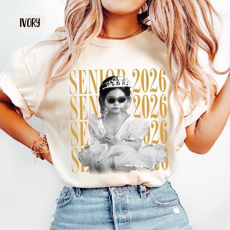 Personalisiertes Vintage-Shirt mit Foto und Jahrgangsstufe: Individuelles Absolventenfoto-Shirt, Abschlussgeschenk für den Jahrgang 2026, Retro-Shirt für Jungen und Mädchen Bild 4