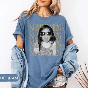 Personalisiertes Vintage-Shirt mit Foto und Jahrgangsstufe: Individuelles Absolventenfoto-Shirt, Abschlussgeschenk für den Jahrgang 2026, Retro-Shirt für Jungen und Mädchen Bild 11