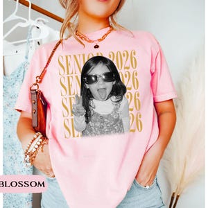 Personalisiertes Vintage-Shirt mit Foto und Jahrgangsstufe: Individuelles Absolventenfoto-Shirt, Abschlussgeschenk für den Jahrgang 2026, Retro-Shirt für Jungen und Mädchen Bild 8