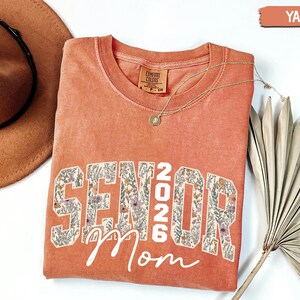 Retro Floral Senior Mom Shirt, Senior Mom 2026 Shirt, Class Of 2026 Graduation Shirt, Class of 2026 Shirt, Senior Mom Gift image 6