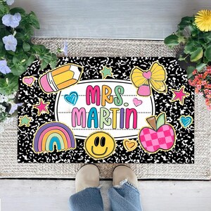 Felpudo personalizado con nombre para profesor/a, tapete para cuaderno de composición, alfombra moderna para profesor/a, decoración para el aula, regalo personalizado para profesor/a para mujer imagen 3