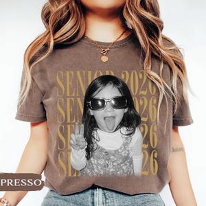 Personalisiertes Vintage-Shirt mit Foto und Jahrgangsstufe: Individuelles Absolventenfoto-Shirt, Abschlussgeschenk für den Jahrgang 2026, Retro-Shirt für Jungen und Mädchen Bild 12