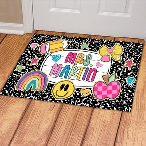 Felpudo personalizado con nombre para profesor/a, tapete para cuaderno de composición, alfombra moderna para profesor/a, decoración para el aula, regalo personalizado para profesor/a para mujer imagen 2
