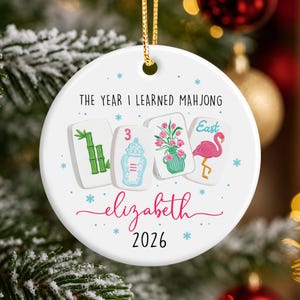 Custom Mahjong Ornament: The Year I Learned Mahjong, Funny Mahjong Group Gift, Christmas Gift For Mahjong Club 2026, Game Night Keepsake afbeelding 3