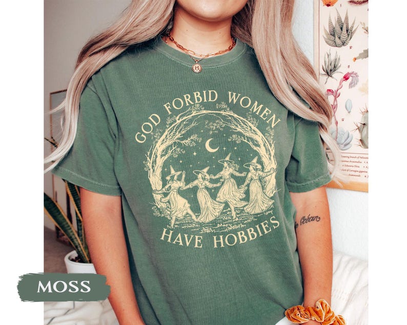 Camiseta "Dios no quiera que las mujeres tengan pasatiempos", Camiseta de bruja de Halloween, Camiseta de bruja feminista, Camiseta de la bruja de Salem de 1692, Temporada espeluznante, Regalo cottagecore imagen 3