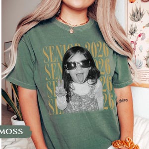 Personalisiertes Vintage-Shirt mit Foto und Jahrgangsstufe: Individuelles Absolventenfoto-Shirt, Abschlussgeschenk für den Jahrgang 2026, Retro-Shirt für Jungen und Mädchen Bild 7