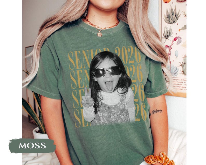 Personalisiertes Vintage-Shirt mit Foto und Jahrgangsstufe: Individuelles Absolventenfoto-Shirt, Abschlussgeschenk für den Jahrgang 2026, Retro-Shirt für Jungen und Mädchen Bild 7