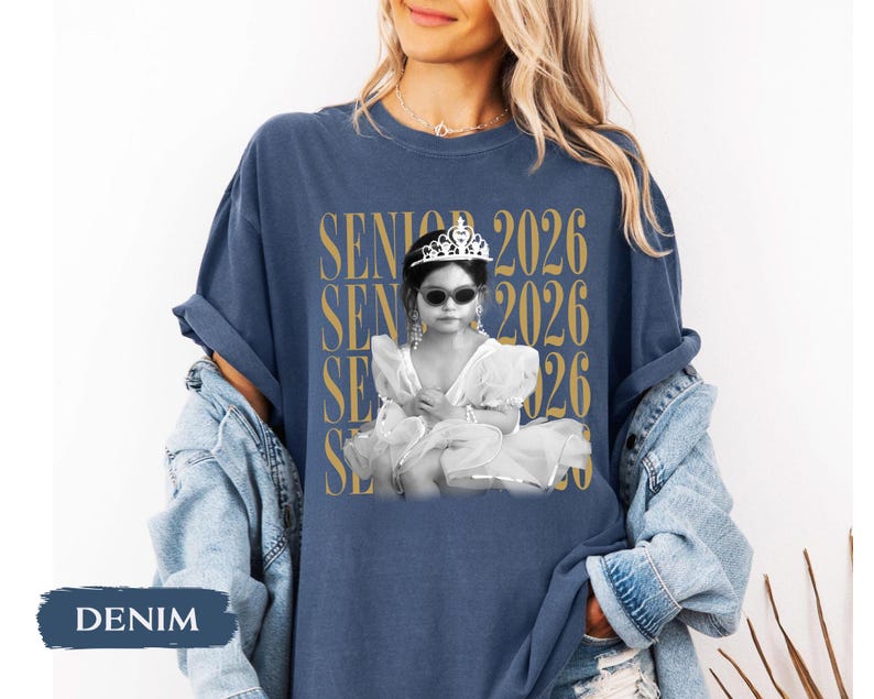 Personalisiertes Vintage-Shirt mit Foto und Jahrgangsstufe: Individuelles Absolventenfoto-Shirt, Abschlussgeschenk für den Jahrgang 2026, Retro-Shirt für Jungen und Mädchen Bild 3