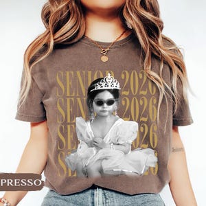 Personalisiertes Vintage-Shirt mit Foto und Jahrgangsstufe: Individuelles Absolventenfoto-Shirt, Abschlussgeschenk für den Jahrgang 2026, Retro-Shirt für Jungen und Mädchen Bild 16