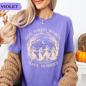 Camiseta "Dios no quiera que las mujeres tengan pasatiempos", Camiseta de bruja de Halloween, Camiseta de bruja feminista, Camiseta de la bruja de Salem de 1692, Temporada espeluznante, Regalo cottagecore imagen 6