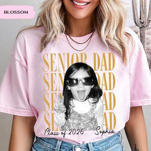 Personalised Vintage Photo Senior Dad Senior Mom Shirts 2026: Proud Family of Graduate Tees, Senior Night Gifts, Class Of 2026 Picture Gifts bild 9