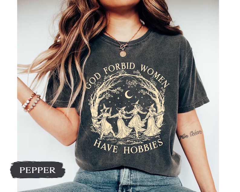 Camiseta "Dios no quiera que las mujeres tengan pasatiempos", Camiseta de bruja de Halloween, Camiseta de bruja feminista, Camiseta de la bruja de Salem de 1692, Temporada espeluznante, Regalo cottagecore imagen 1