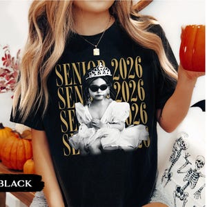 Personalisiertes Vintage-Shirt mit Foto und Jahrgangsstufe: Individuelles Absolventenfoto-Shirt, Abschlussgeschenk für den Jahrgang 2026, Retro-Shirt für Jungen und Mädchen Bild 2