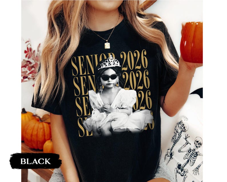 Personalisiertes Vintage-Shirt mit Foto und Jahrgangsstufe: Individuelles Absolventenfoto-Shirt, Abschlussgeschenk für den Jahrgang 2026, Retro-Shirt für Jungen und Mädchen Bild 2
